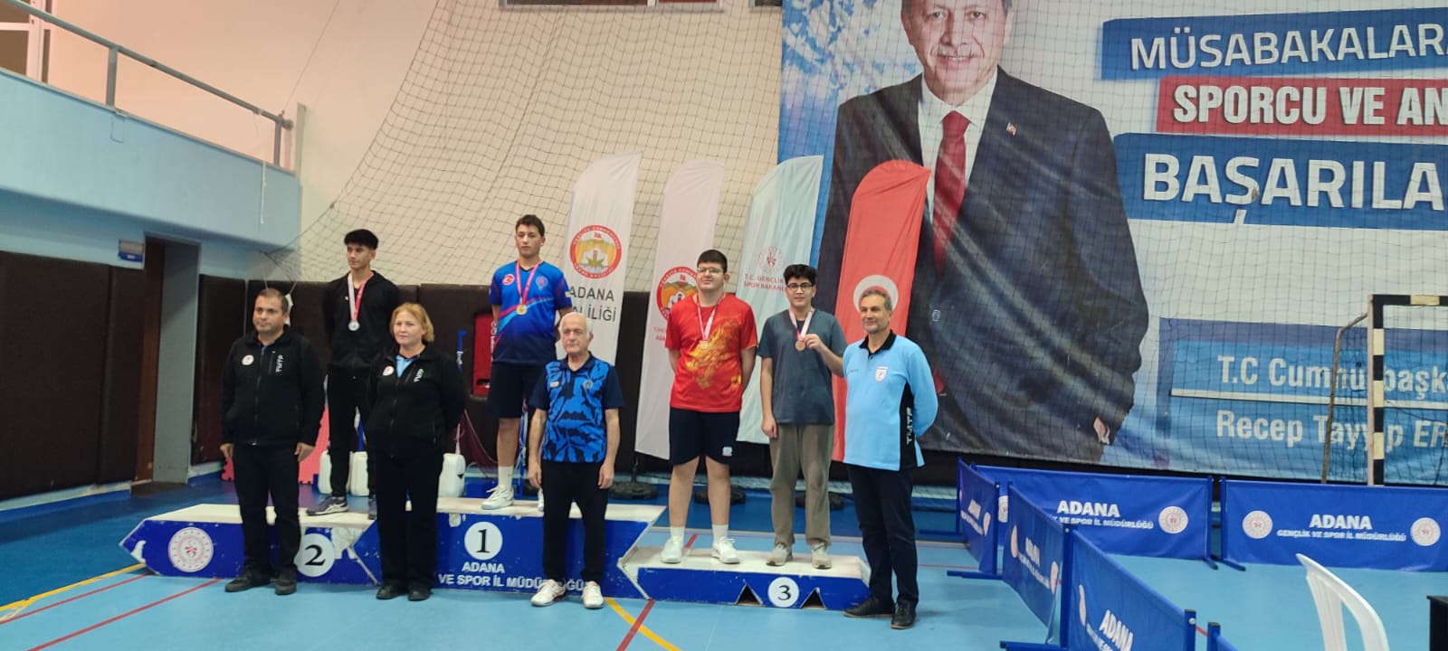 GENÇLER KÜRSÜYÜ BIRAKMADI